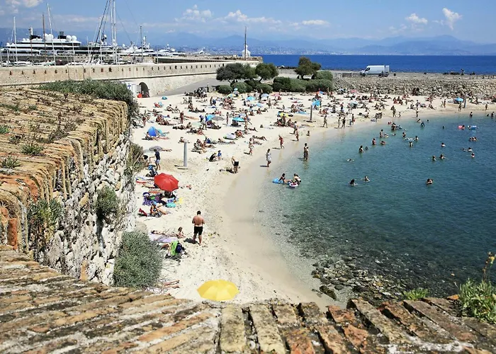 Vue Mer Et Remparts. Entre Vieille Ville Et Plages